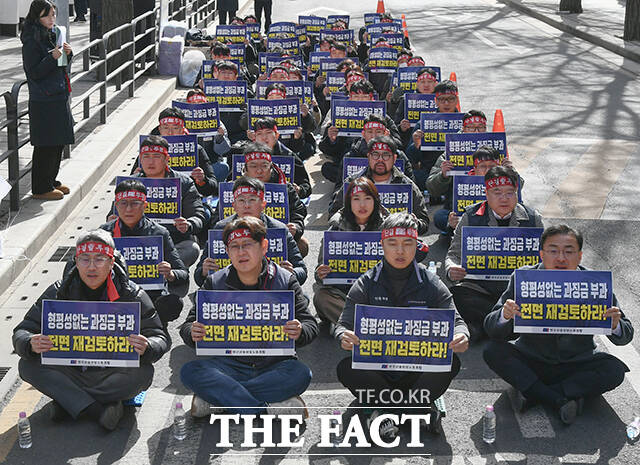 전국금융산업노동조합이 지난 2월 23일 오후 서울 종로구 정부서울청사 후문 금융위원회 앞에서 한도없는 ELS 과징금, 금융위는 기준없는 정책 책임져라! 결의대회를 열고 피켓을 들고 구호를 외치고 있다. /박상민 기자