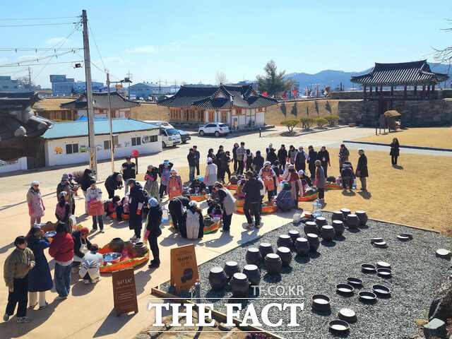 당진시는 7일 장(醬)하다 당진의 첫 행사인 장 담그는 날을 개최했다. /당진시