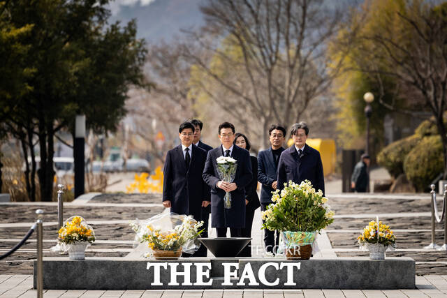 정원오 더불어민주당 서울시장 예비후보가 9일 오전 서울 동작구 국립서울현충원 내 김대중 전 대통령 묘소를 찾아 참배하고 있다.