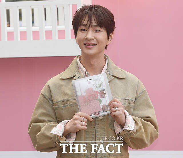 그룹 샤이니의 온유가 9일 오전 서울 성동구 영화 104에서 열린 미니 5집 'TOUGH LOVE' 발매 기념 팝업 스토어 포토콜 행사에 참석해 포즈를 취하고 있다. /박상민 기자