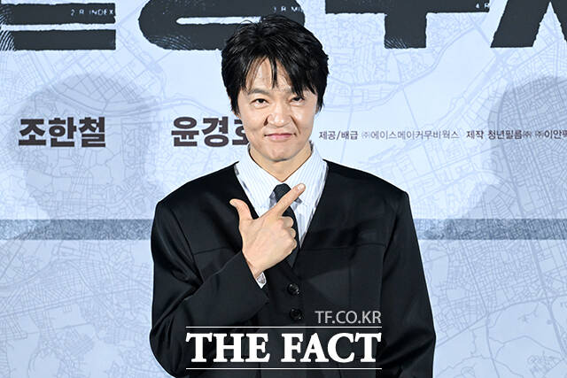 배우 윤경호와 조한철, 이솜, 정가람, 배성우(왼쪽부터)가 9일 오전 서울 용산구 CGV 용산아이파크몰에서 열린 영화 ‘끝장수사’ 제작보고회에 참석해 포즈를 취하고 있다. /서예원 기자