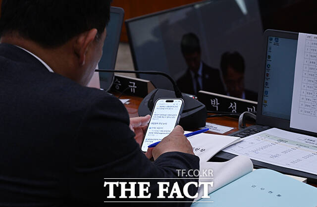 박성민 산자위 야당 간사가 9일 오후 서울 여의도 국회에서 열린 산업통상자원중소벤처기업위원회 전체회의에 참석해 챗GPT를 사용하고 있다. /국회=박헌우 기자