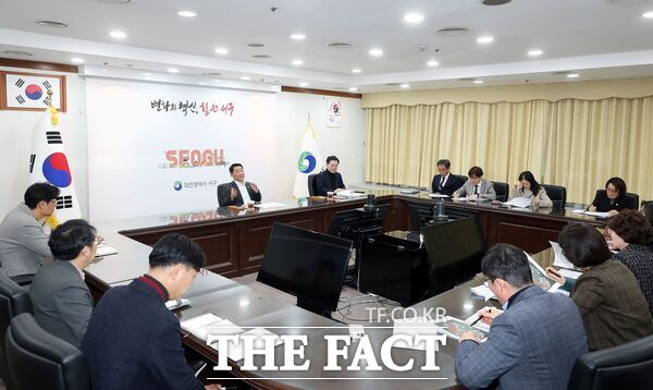 서철모 대전시 서구청장이 9일 주간업무회의에서 주민 수용성이 충분히 확보되지 않은 송전선로 건설사업 추진에 반대한다고 입장을 밝히고 있다. /대전시 서구