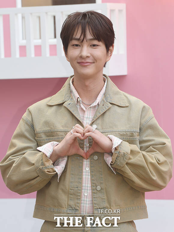 그룹 샤이니의 온유가 9일 오전 서울 성동구 영화 104에서 열린 미니 5집 'TOUGH LOVE' 발매 기념 팝업 스토어 포토콜 행사에 참석해 포즈를 취하고 있다. /박상민 기자