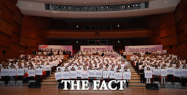 충남도가 9일 도청 문예회관에서 함께 만드는 평등, 함께 성장하는 충남을 주제로 제118주년 세계 여성의 날 기념식을 개최한 가운데 참석자들이 성평등 실현을 다짐하며 피켓을 들고 기념 촬영을 하고 있다. /충남도