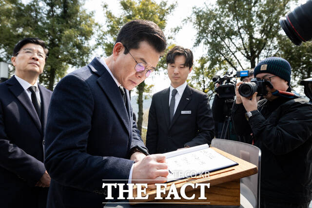 정원오 더불어민주당 서울시장 예비후보가 9일 오전 경남 김해시 봉하마을을 찾아 노무현 전 대통령 묘소에 참배한 후 방명록을 작성하고 있다. /정원오 캠프