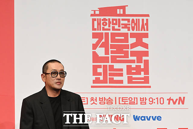 배우 하정우가 9일 오후 서울 구로구 더 링크 서울에서 열린 tvN 새 토일드라마 대한민국에서 건물주 되는 법 제작발표회에 참석해 포즈를 취하고 있다. /김성렬 기자