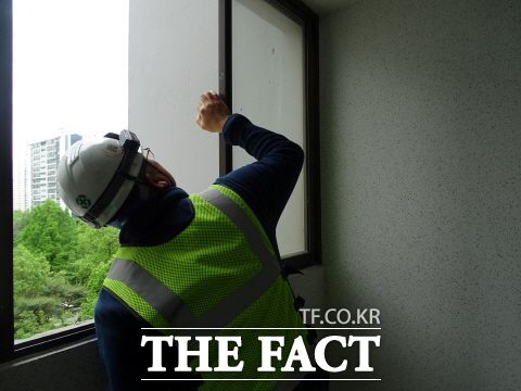 경기 고양시 관계자가 최근 제3종시설물로 지정된 건축물을 찾아 관리 실태조사를 진행하고 있다. /고양시