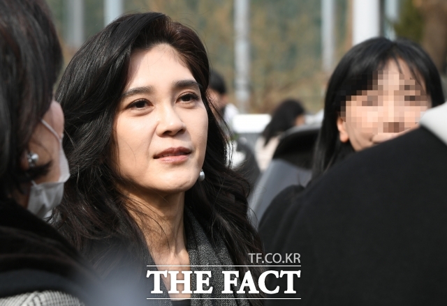 호텔신라 주가는 코로나19 이후 면세 업황 회복 기대를 타고 한때 반등했지만, 이후 다시 힘을 잃으며 약세 흐름을 이어왔다. 사진은 이부진 호텔신라 사장이 지난달 26일 오전 서울 관악구 서울대학교에서 열린 아들 임동현 군의 입학식에 참석한 모습. /박상민 기자