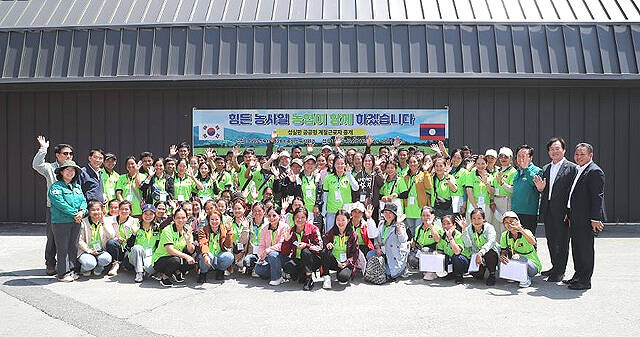 안동시가 지난해 4월 상반기 외국인 계절근로자 배치 전 단체 기념사진을 찍고 있다. /안동시