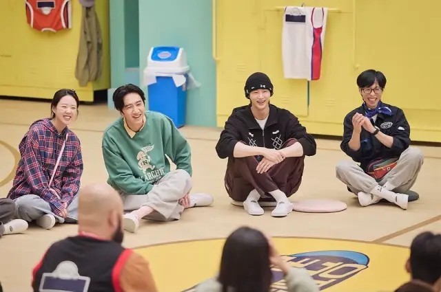 넷플릭스 유재석 캠프 제작진이 변우석(왼쪽에서 세 번째)의 모습이 담긴 스틸을 공개했다. /넷플릭스