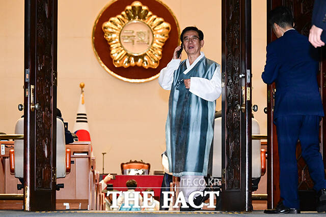 이재명 대통령은 호세 안토니오 카스트 신임 칠레 대통령 취임식 참석을 위해 정일영 더불어민주당 의원을 특사로 파견한다. 정 의원이 2025년 9월 1일 오후 서울 여의도 국회에서 열린 제429회 정기회 개회식에서 한복 차림으로 통화를 하고 있다. /남윤호 기자