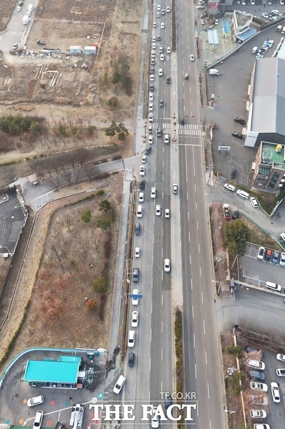 9일 오후 전주시 덕진구 만성동 한 주유소에 주유하려는 차들이 길게 줄지어 서 있다. /전주=김수홍 기자