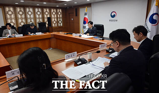 김민재 행정안전부 차관이 9일 오후 서울 종로구 정부서울청사에서 열린 '그냥드림 및 하천 불법시설 정비 관련 회의'에 참석해 모두발언을 하고 있다. /임영무 기자