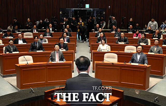 장동혁 국민의힘 대표가 9일 오후 서울 여의도 국회에서 열린 국민의힘 긴급 의원총회에 참석해 생각에 잠겨 있다. /박헌우 기자