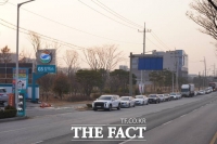  [포토] 조금이라도 싼 주유소 찾는 전주시민들…주유소 대기줄 '북적'