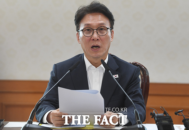 김민석 국무총리는 10일 오후 정부서울청사에서 국고보조금 부정수급 근절을 위한 관계장관회의를 주재하고 각 부처 장관이 책임지고 한 푼의 부정수급이라도 철저하게 점검하고 적발해서 부당한 이익을 환수할 뿐 아니라 그 몇 배에 달하는 경제적 불이익을 부과해 국고보조금 부정수급의 뿌리를 뽑아야 한다고 밝혔다. /박상민 기자