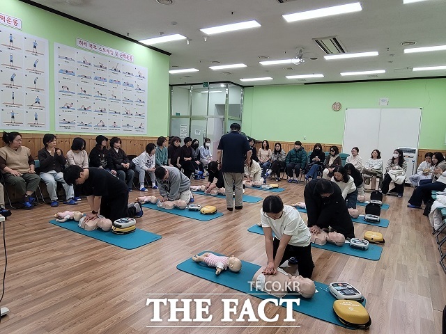 심폐소생술 실습 모습 /안양시