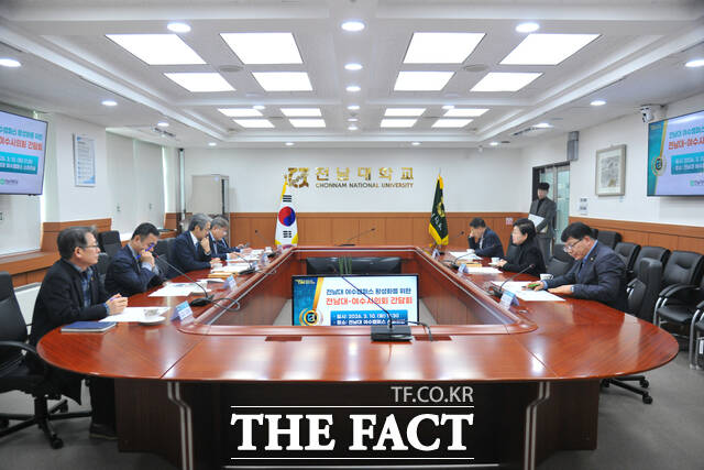 백인숙 여수시의회 의장이 10일 전남대학교 여수캠퍼스에서 이근배 총장과 면담을 갖고 여수캠퍼스 활성화 방안을 논의하고 있다. /여수시의회