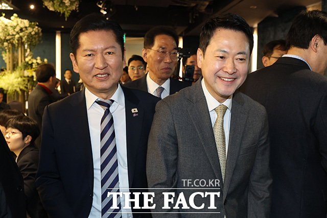 정청래 더불어민주당 대표와 장동혁 국민의힘 대표가 10일 오전 서울 영등포구 한국노동조합총연맹(한국노총)빌딩에서 열린 한국노총 창립 제80주년 기념식 및 후원의 날 행사에 참석하고 있다. /송호영 기자