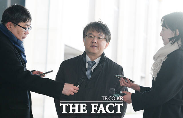 김태훈 본부장(대전고검장)이 1월 8일 오전 서울 서초구 서울고등검찰청 청사에 마련된 정교유착 비리 합동수사본부(합수본) 사무실로 출근하며 취재진의 질문에 답하고 있다. /박헌우 기자