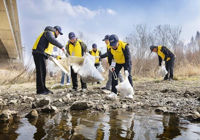 오비맥주는 '세계 물의 날(3월 22일)'을 맞아 9일 광주 생산공장 인근 영산강에서 하천 정화와 공장 내 나무심기 등 수자원 보호 활동을 실시했다. /오비맥주