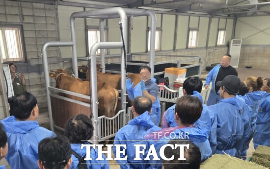 경기도가 가축인공수정사들을 대상으로 유전자 개량 기술 보급 등 교육을 진행하고 있다. /경기도