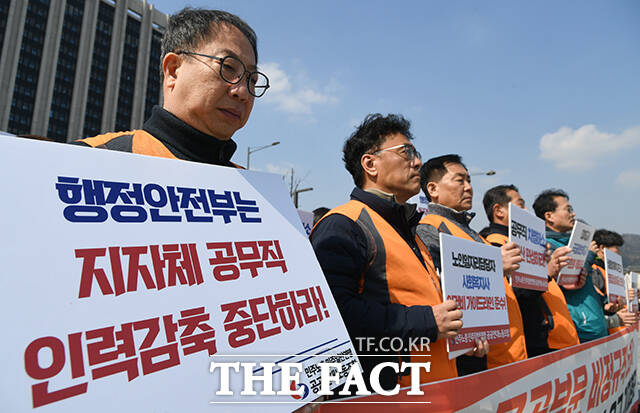 노란봉투법(개정 노동조합법)이 시행된 10일 오후 민주일반연맹 공공연대노동조합이 서울 종로구 정부서울청사 정문 앞에서 기자회견을 열고 공공부문 비정규직 노동자 대정부 원청교섭을 요구하고 있다. /박상민 기자