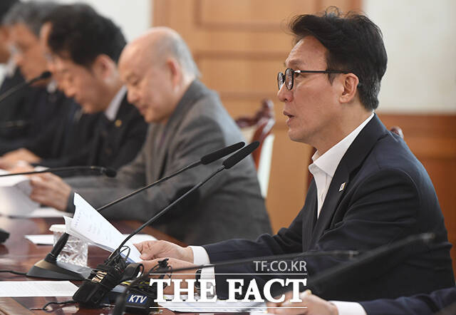 김민석 총리가 10일 오후 서울 종로구 정부서울청사에서 열린 국고보조금 부정수급 근절 대책 회의에 참석해 모두발언을 하고 있다. /박상민 기자