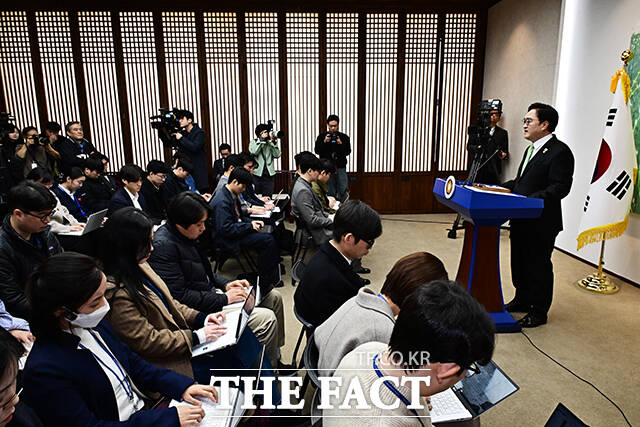 우원식 국회의장이 10일 오전 서울 여의도 국회에서 긴급 기자회견을 열고 개헌과 관련된 발언을 하고 있다. /국회=배정한 기자