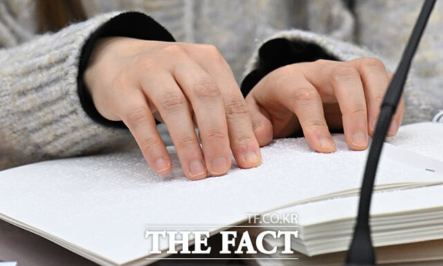 김예지 국민의힘 의원이 10일 오후 서울 여의도 국회에서 열린 보건복지위원회 전체회의에 참석해 자료를 살펴보고 있다. /국회=박헌우 기자