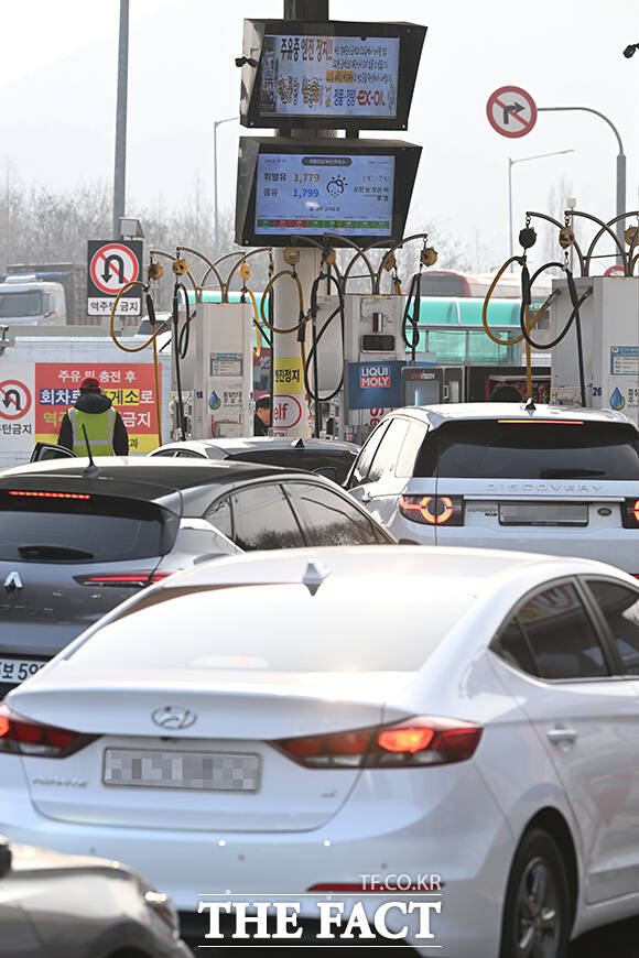 중동사태의 영향으로 국내 휘발유와 경유 가격이 상승을 이루고 있는 가운데 9일 오전 서울 서초구 만남의광장 주유소가 주유하는 차들로 붐비고 있다. /김성렬 기자