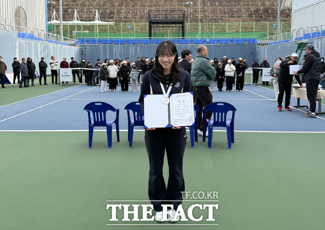 세종시청 테니스팀 이은지 선수가 전남 여수시에서 열린 2026 오동도배 여수 오픈 테니스대회에서 여자 단식 준우승을 차지하고 기념 촬영을 하고 있다. /세종시