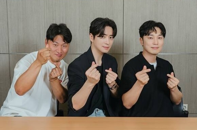 배우 오대환 이준혁 서현우(왼쪽부터)가 티빙 새 오리지널 드라마 로또 1등도 출근합니다로 호흡을 맞춘다. /티빙