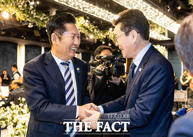 정원오 더불어민주당 서울시장 예비후보(오른쪽)가 10일 오전 서울 영등포구 한국노총에서 열린 창립 80주년 기념식에 참석해 정청래 더불어민주당 대표와 인사하고 있다. /정원오 서울시장 예비후보 캠프