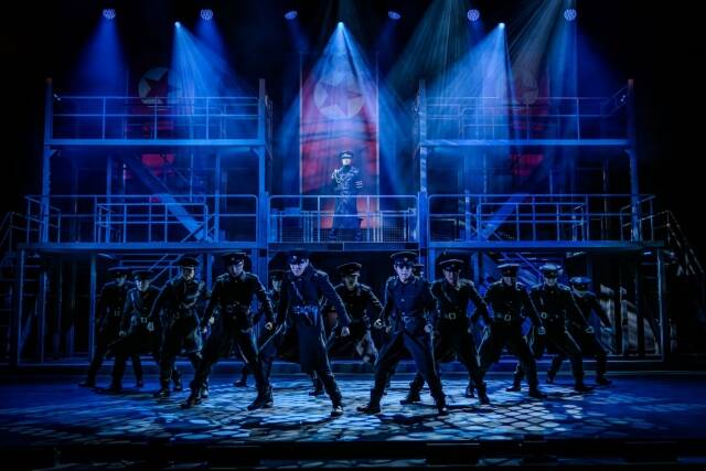 '은밀하게 위대하게'는 10주년 기념 공연이자 여섯 번째 시즌을 맞이하면서 1000석 규모의 대극장으로 무대를 옮기고 8인극이던 구성을 17인극으로 확장하며 한 번 더 스케일을 확장했다. /주다컬처