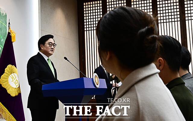 우원식 국회의장이 10일 오전 서울 여의도 국회에서 긴급 기자회견을 열고 개헌과 관련된 발언을 하고 있다. /국회=배정한 기자