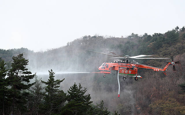 지난 2022년 대형산불 발생 당시 진화 모습. /울진군