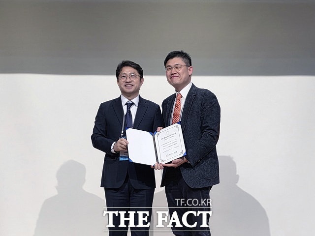 순천향대 부천병원 당뇨발 클리닉 이영구 교수(오른쪽)가 복수경 대한당뇨발학회 회장으로부터 '당뇨발치료센터 인정서'를 받고 있다. /순천향대 부천병원