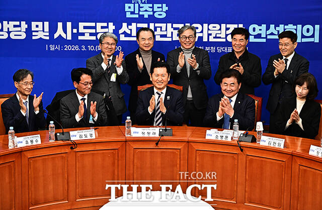 정청래 더불어민주당 대표가 10일 오후 서울 여의도 국회에서 열린 중앙당 및 시·도당 선거관리위원장 연석회의에 중앙당 및 시·도당 선거관리위원장들과 기념사진 촬영을 하고 있다. /국회=배정한 기자