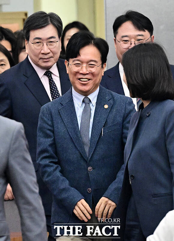 노란봉투법이 10일부터 시행되면서 증권가에서는 노동집약적인 제조업 관련 종목보다는 불확실성을 줄일 수 있는 로봇주에 주목하고 있다. 김영훈 고용노동부 장관이 9일 오전 서울 종로구 정부서울청사 별관에서 열린 20차 전체회의에 참석하고 있다. /임영무 기자