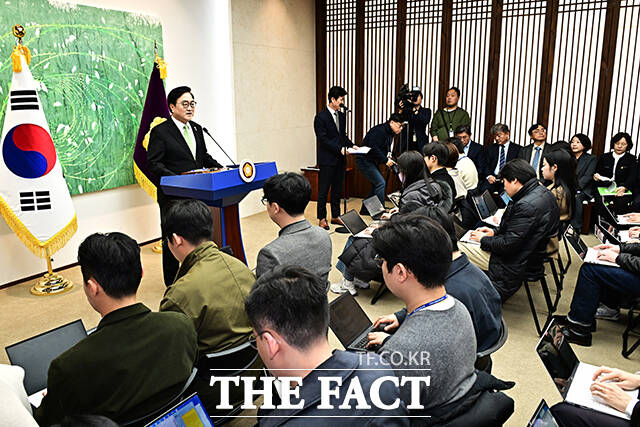 우원식 국회의장이 10일 오전 서울 여의도 국회에서 긴급 기자회견을 열고 개헌과 관련된 발언을 하고 있다. /국회=배정한 기자