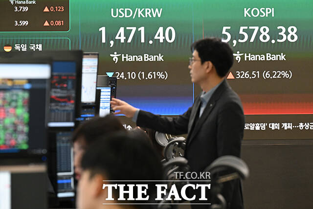 이날 이란 전쟁이 마무리 될 거란 기대감에 원/달러 환율과 코스피·코스닥이 모두 안정되는 모습을 보이고 있다.