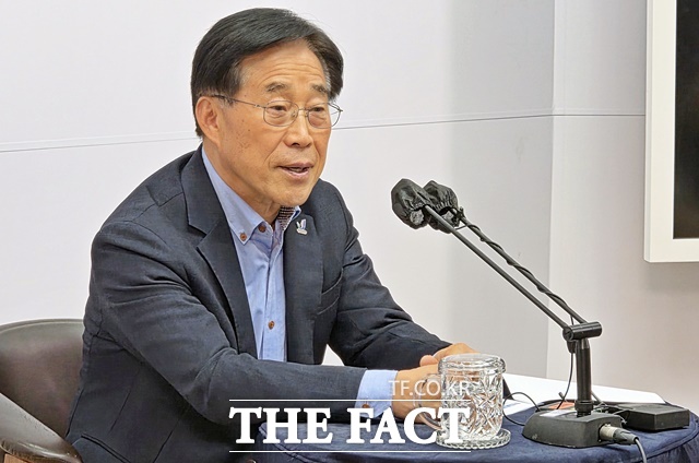 이창섭 2027 충청권 하계세계대학경기대회 조직위원회 부위원장이 10일 세종시청 정음실에서 기자회견을 하고 있다. /김형중 기자