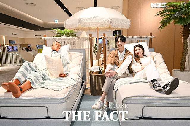 시몬스의 프리미엄 비건 매트리스 N32가 지난 9일 오후 서울 영등포구 더현대 서울에서 팝업스토어를 선보인 가운데 모델들이 제품을 체험하고 있다. /서예원 기자