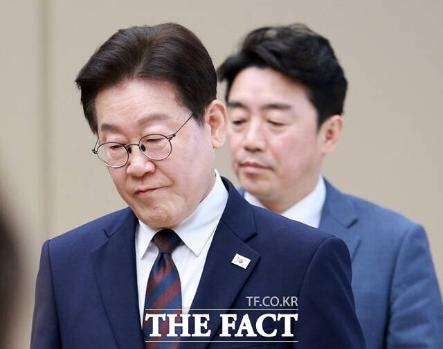 이재명 정부가 지역균형발전을 국가 생존 전략을 삼고 지방 경제 살라기에 속도를 내고 있다. 사진은 이재명 대통령이 지난 9일 청와대에서 열린 중동 상황 관련 비상경제점검회의에 입장하고 있다. /뉴시스