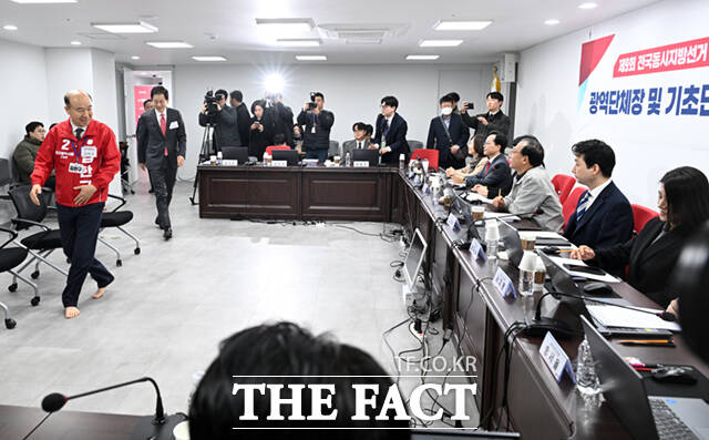 대구시장 공천 후보 1조인 김한구 전 현대차 노조 대의원, 유영하 의원, 윤재옥 의원이 면접장에 들어서고 있다.