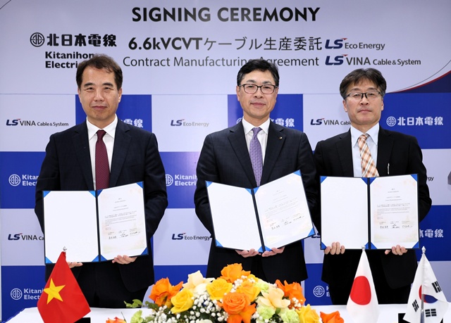 베트남 하이퐁 LS비나 사업장에서 열린 MV 케이블 공급 계약 체결식에서 (왼쪽부터)장동욱 LS비나 법인장, 쿠라나리 유코 기타니혼전선 대표이사, 이치호 LSCJ 법인장이 기념촬영을 하고 있다. /LS에코에너지