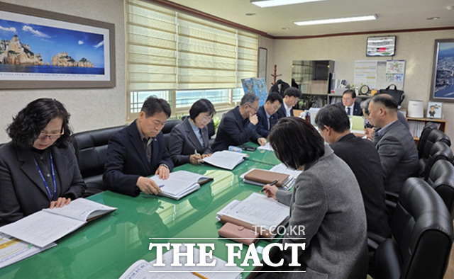 정현구 여수시 부시장이 지난 9일 부시장실에서 열린 공공기관 유치 대응 TF 회의에서 관련 부서 과장들과 기관별 추진 현황 자료를 검토하며 실무 대응 방향을 논의하고 있다. /여수시