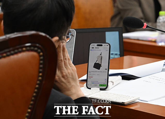 6.3지방선거에서 서울시장 출마를 선언한 박주민 국회 보건복지위원회 위원장이 10일 오전 서울 여의도 국회에서 열린 보건복지위원회 환자기본법안 등에 대한 공청회에 참석해 인터넷 쇼핑을 하고 있다. /국회=박헌우 기자